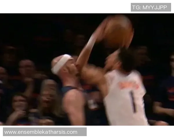 NBA圆柱体判定引发争议布克受伤背后的裁判逻辑难以自圆其说